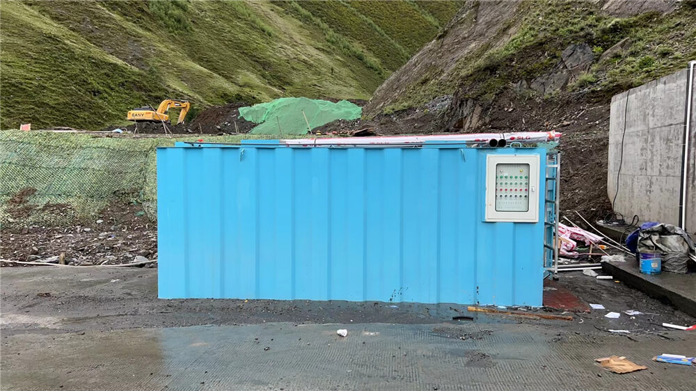 一体化生活污水处理设备 - 蓝色小型箱体带电控柜 山区工地雨后