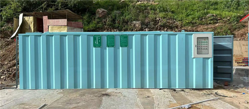 一体化生活污水处理设备 - 浅蓝箱体带工艺标牌 坡地场地